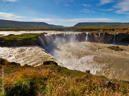 Fotografie Cascada y rio Godafoss  en Islandia con abundante agua