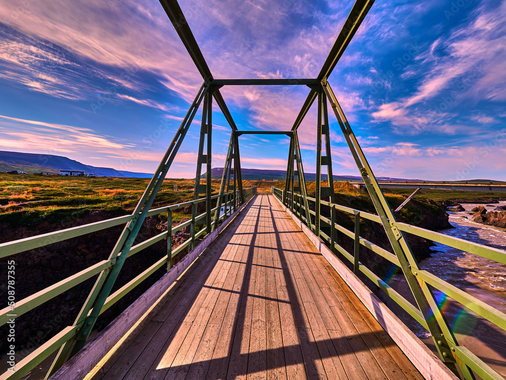 Cascada y rio Godafoss  en Islandia con abundante agua