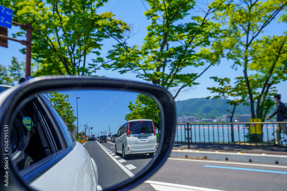 車のサイドミラーから見える青空の風景 車のサイドミラーから見える青空の風景
