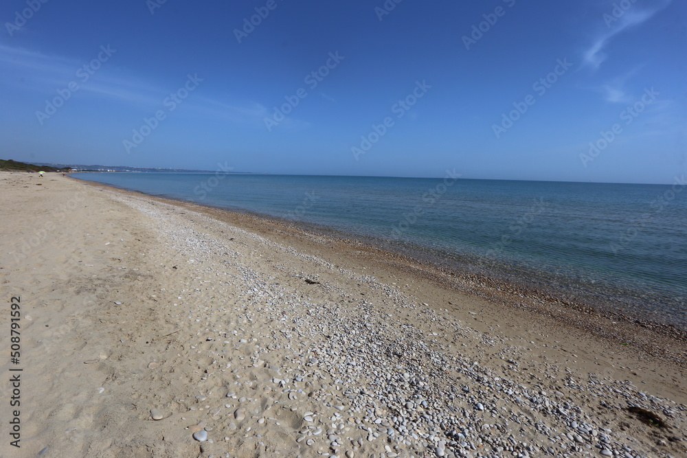 Petacciato, Italia - 3 giugno 2022: la spiaggia le dune la pineta e il mare di marina di
