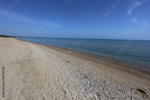 Petacciato, Italia - 3 giugno 2022: la spiaggia le dune la pineta e il mare di marina di