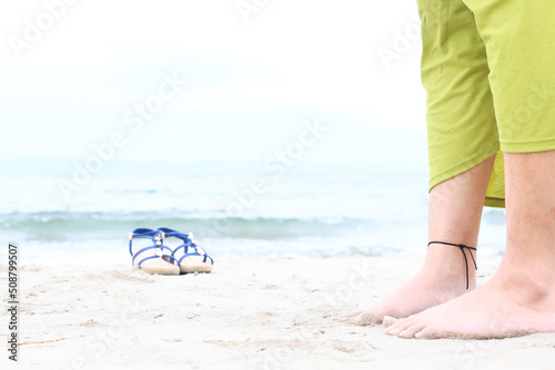 砂浜に立つ女性