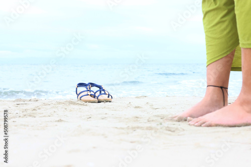 砂浜に立つ女性