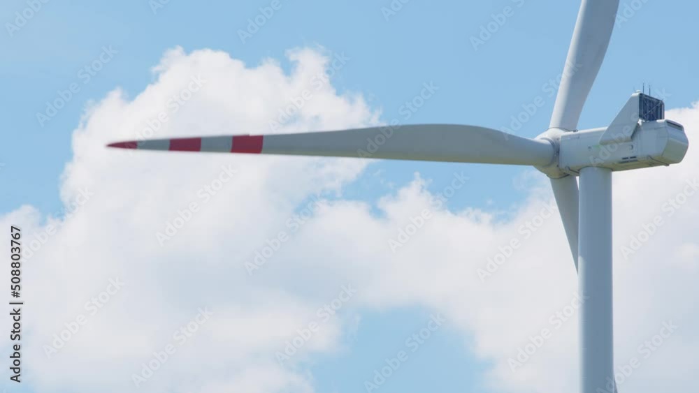 Widok z tyłu na kręący sie wiatrak zielonej energii odnawialnej Widok z tyłu na kręący sie wiatrak zielonej energii odnawialnej