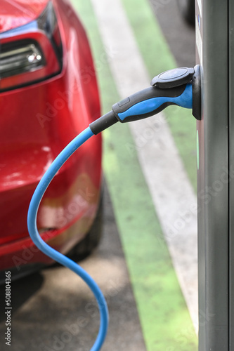 auto voiture vehicule electrique borne recharge charge chargement rechargement prise cable autonomie station