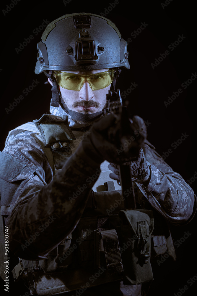 Naklejka premium military man with gun