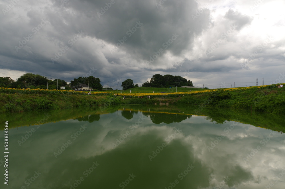 池に映る田舎の風景