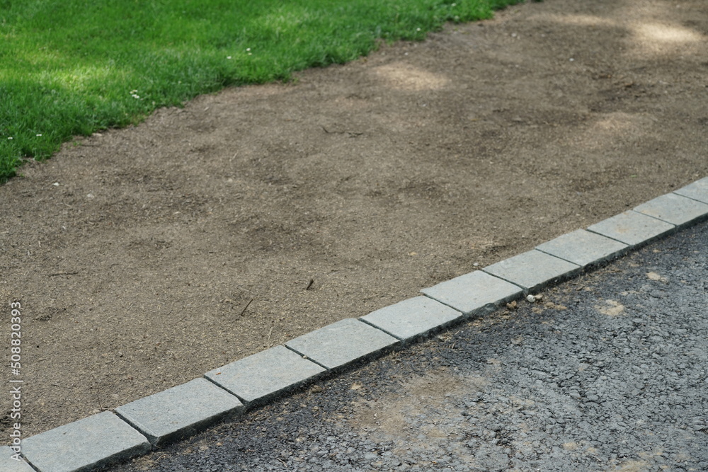 Obraz premium Baustelle mit Pflaster aus Beton oder Naturstein in einem Band