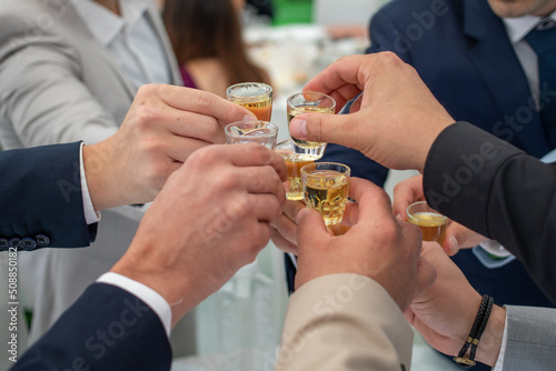Fotografía Friends celebrate with rakia brandy at a Serbian wedding
