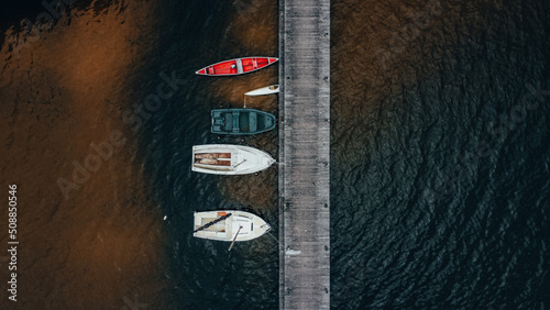 Foto Vista aérea desde un dron, de un embarcadero con barcos de colores