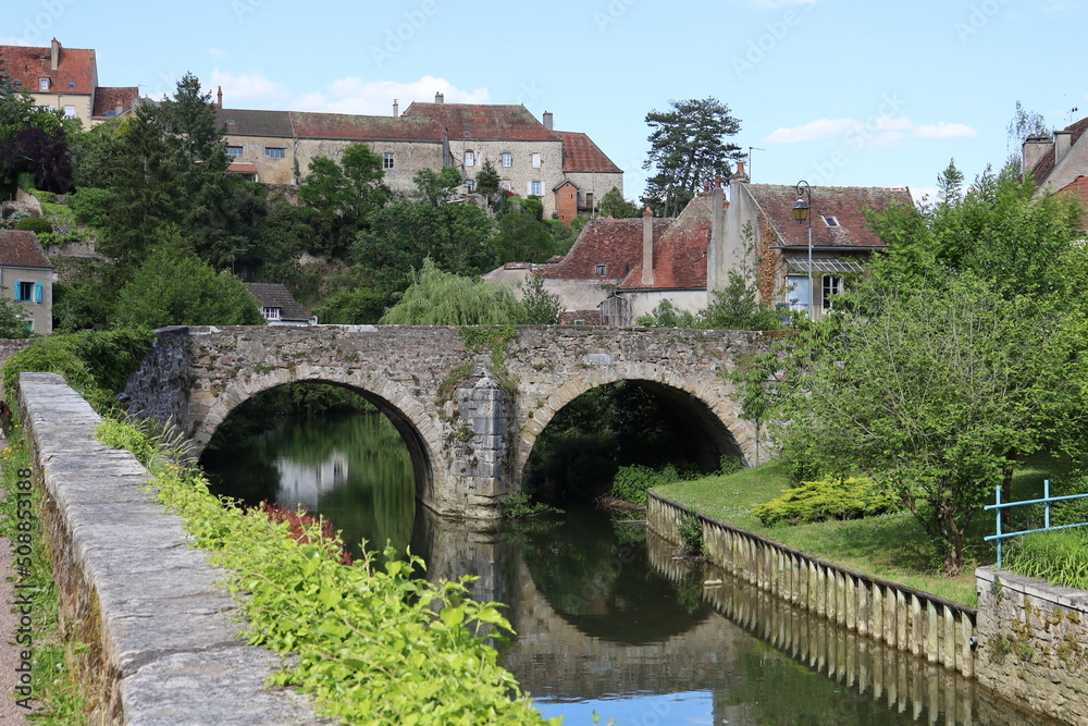 Le pont des Minimes sur la rivière Armance, village de Semur en Auxois, département de la Côte d'Or, France