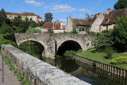 Le pont des Minimes sur la rivi  re Armance  village de Semur en Auxois  d  partement de la C  te d Or  France