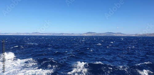 Blaues Meer mit wunderschöner Küste