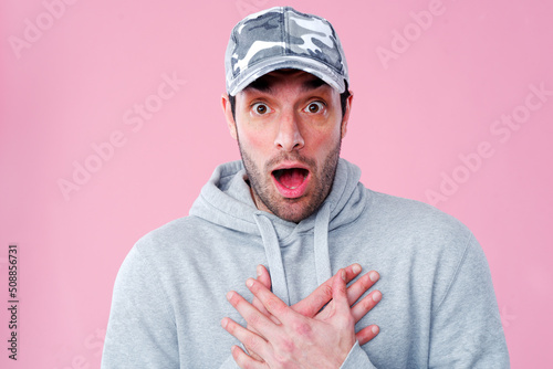 Fotografia Furious and frustrated young man shocked, portrait of a handsome caucasian man