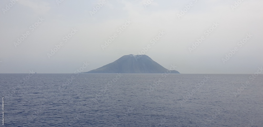 Vulkan im grauen Nebel
