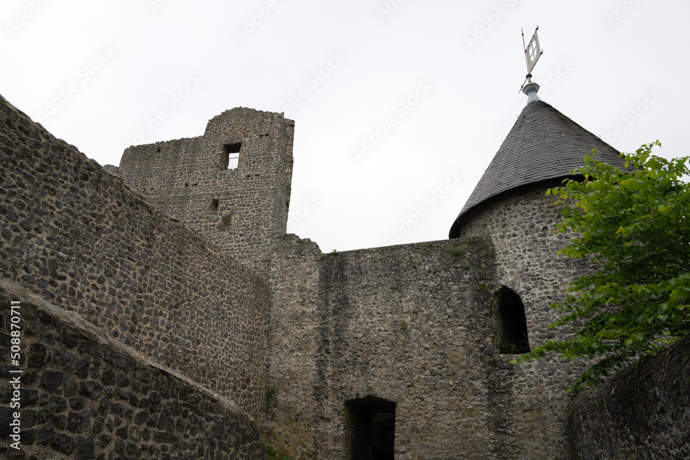 遺跡となった古いお城、ヨーロッパの街並み、中世の城壁、石作りの塔
