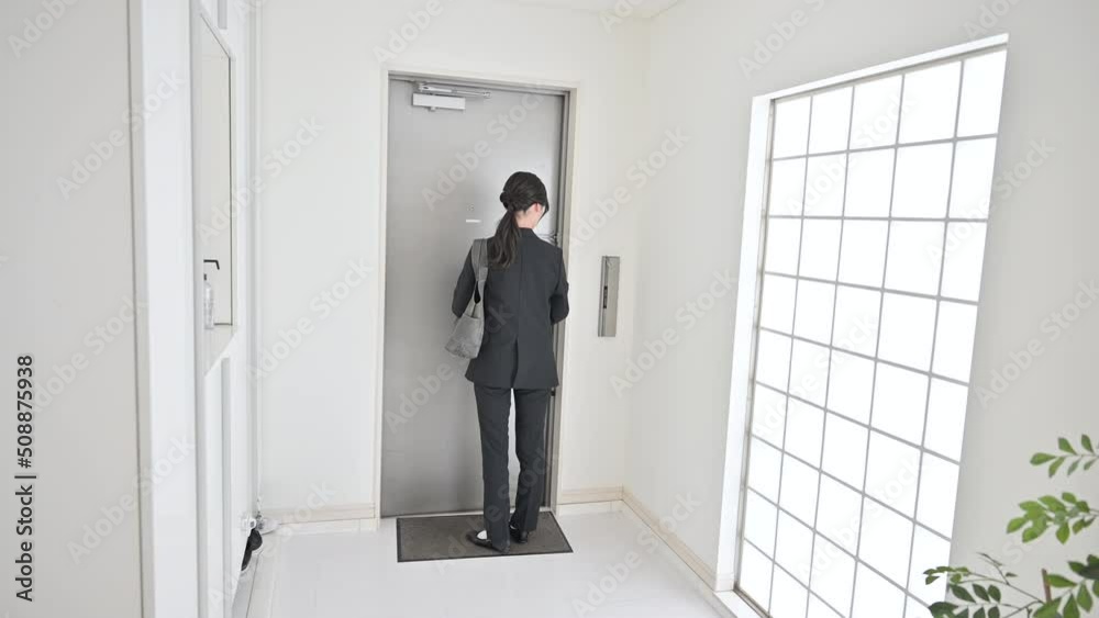 帰宅後にストレスでため息出ちゃう人 広角 帰宅後にストレスでため息出ちゃう人 広角