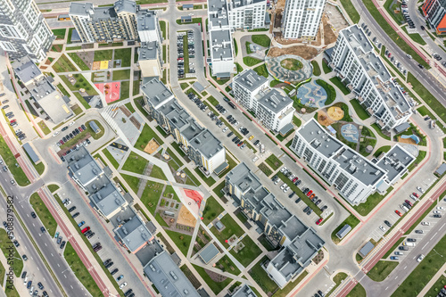 Foto aerial view of residential district with playgrounds in courtyards and a rows of