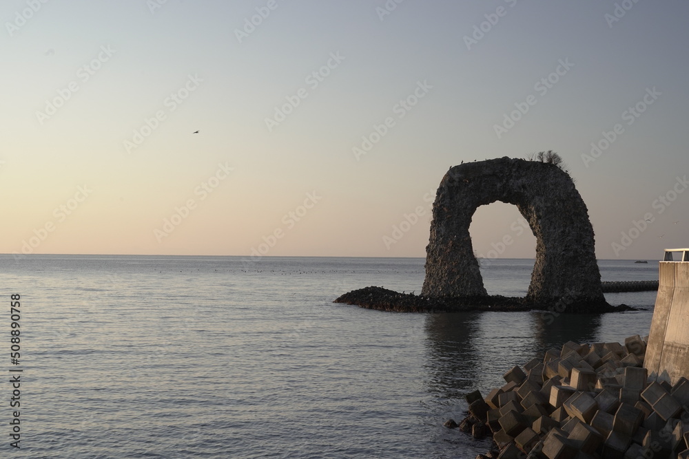 朝日を浴びる奥尻島の鍋釣岩