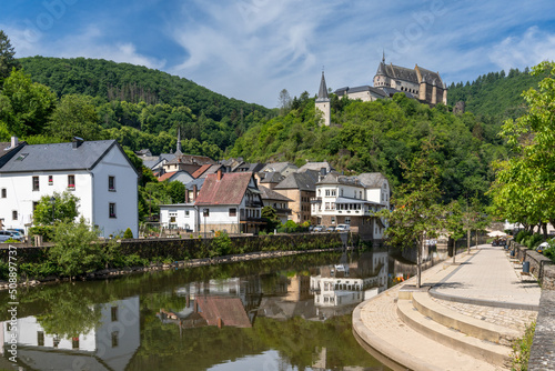 Foto view of the picturesque village and castle of Vianden on the Our River in Luxemb