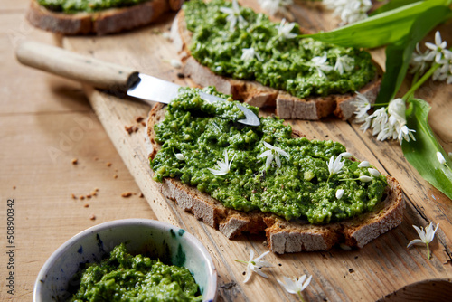 Fotografia Fresh green pesto with bread