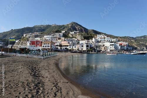 Sant'Angelo d'Ischia - Spiaggia del porto dall'Isola di Sant'Angelo