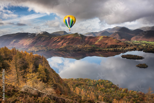 Fotobehang Beautiful landscape image of hot air balloon flying over Derwent Water in Lake D