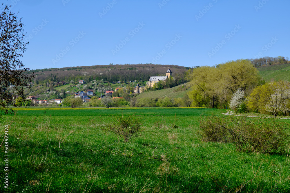 Das Maintal mit Blick auf Schloss Mainberg in Mainberg, Landkreis Schweinfurt und seine umliegenden Ortschaften, Unterfranken, Franken, Bayern, Deutschland