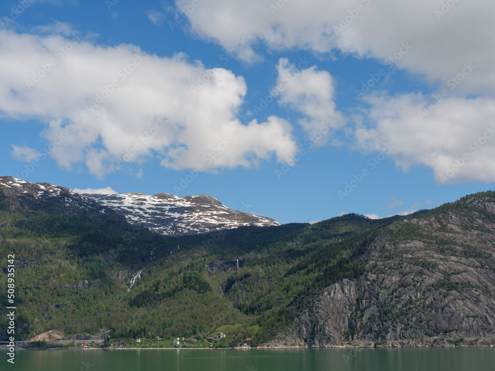 Frühling im Hardangerfjörd in Norwegen
