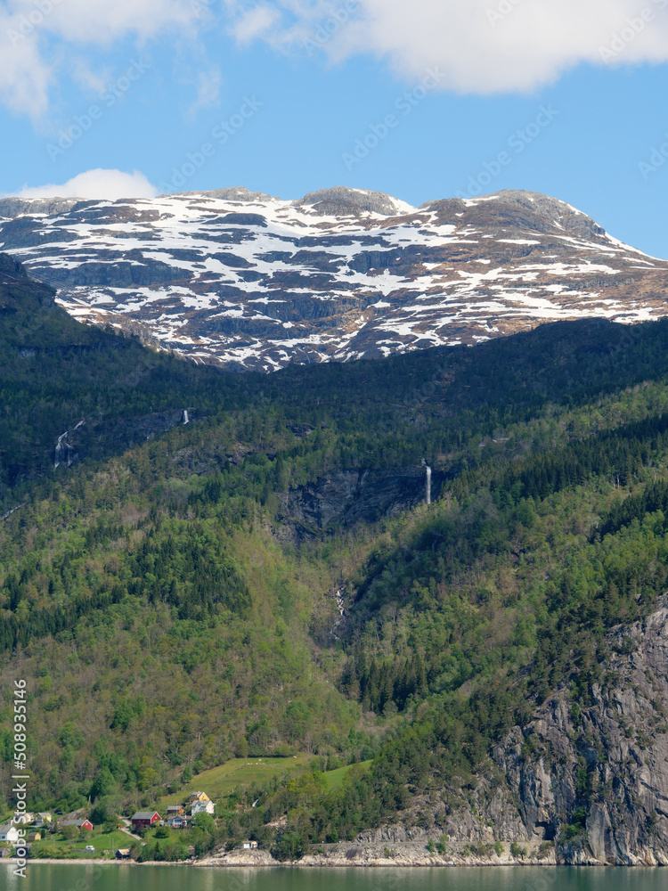 Frühling im Hardangerfjörd in Norwegen Frühling im Hardangerfjörd in Norwegen