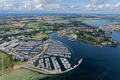 Foto blick auf neustadt in schlweswig - holstein mit dem hafen und dem binnenwasser a
