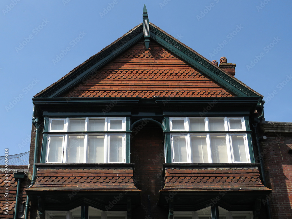 Obraz premium Traditional house with wooden structure and tiled facade. Historic city of Salisbury. England. United Kingdom.