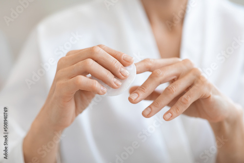 Obraz na płótnie Woman hand removing nail polish with white cotton pad