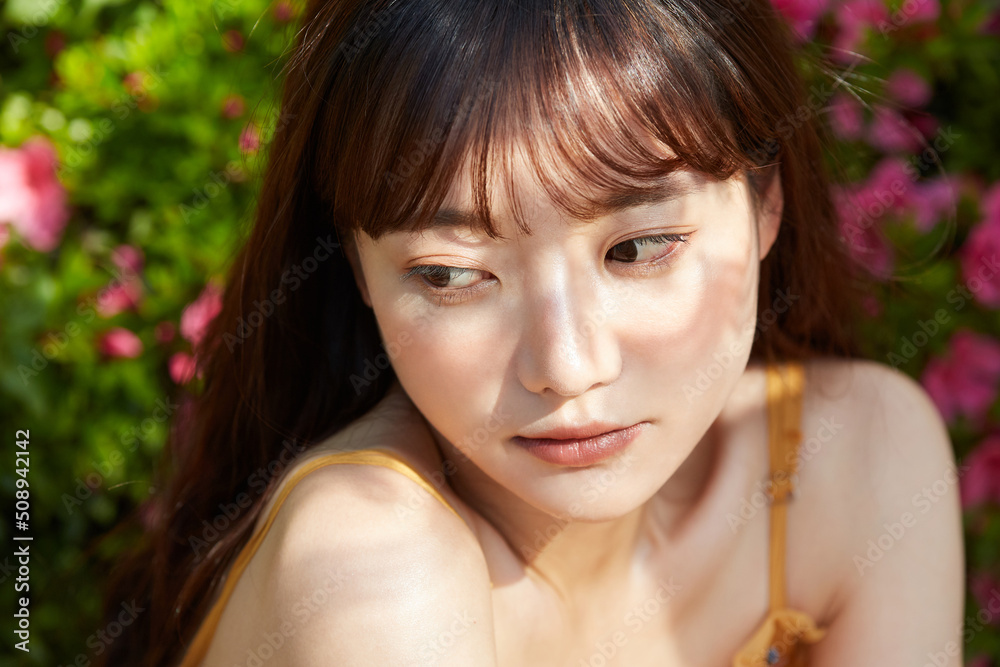 リゾートを楽しむ若い女性 リゾートを楽しむ若い女性