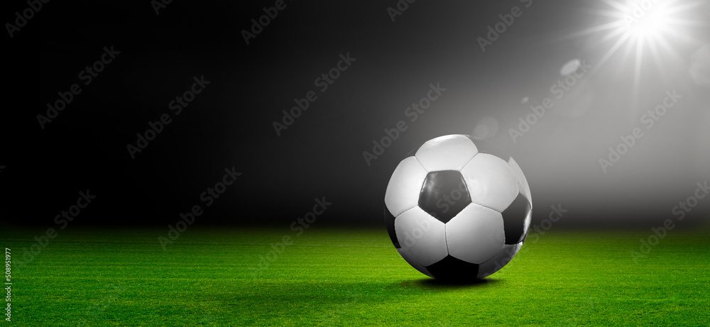 Naklejka premium Soccer Fußball im Fußballstadion im Scheinwerferlicht