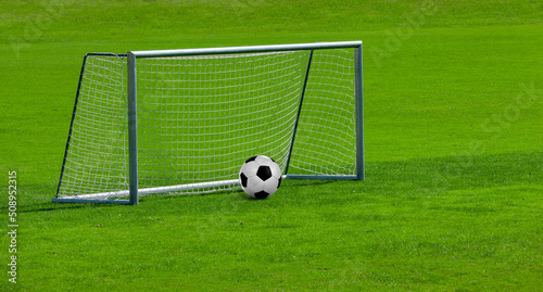 Fußballtor mit Fußball auf einem Fußballplatz