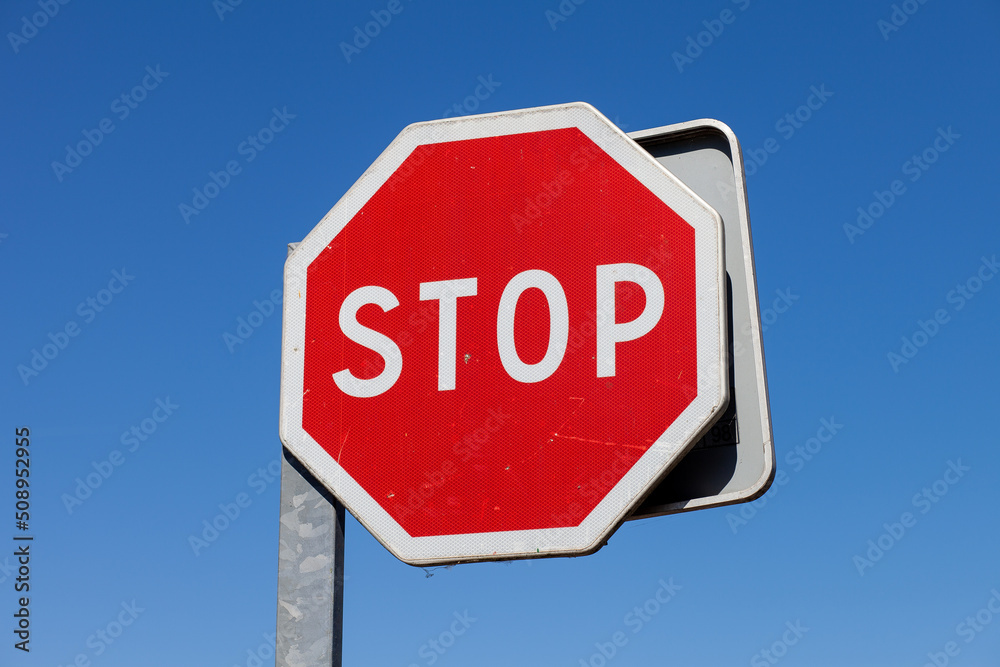 Panneau de signalisation stop français de forme octogonale indiquant aux automobilistes de marquer un arrêt avec leur véhicule Panneau de signalisation stop français de forme octogonale indiquant aux automobilistes de marquer un arrêt avec leur véhicule