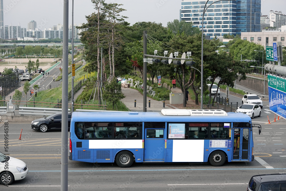 Obraz premium Bus on the road in Seoul, Bus billboards 