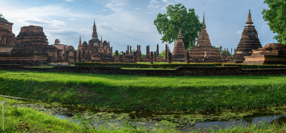 Obraz premium Wat Mahathat Temple in the precinct of Sukhothai Historical Park, Thailand.