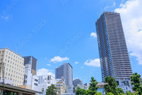 豊島区立南池袋公園から見上げた青空と高層マンション © 佐藤 努