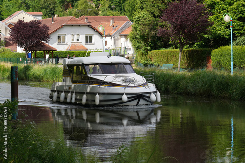 Hausboot in Frankreich bei Port sur Saone auf dem Canal du Saone photo