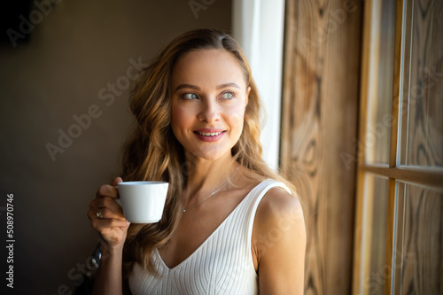 Canvastavla Beautiful woman having a coffee