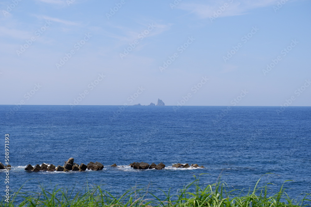 三宅島（Miyake Island）から望む三本岳