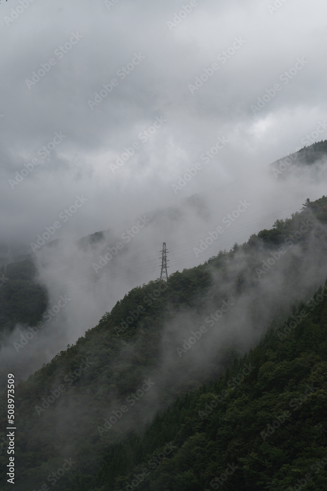 雨の日の山と霧