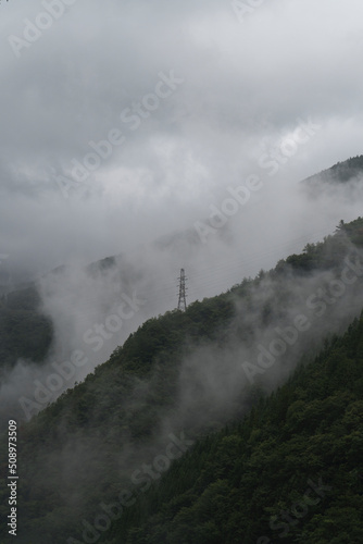 雨の日の山と霧