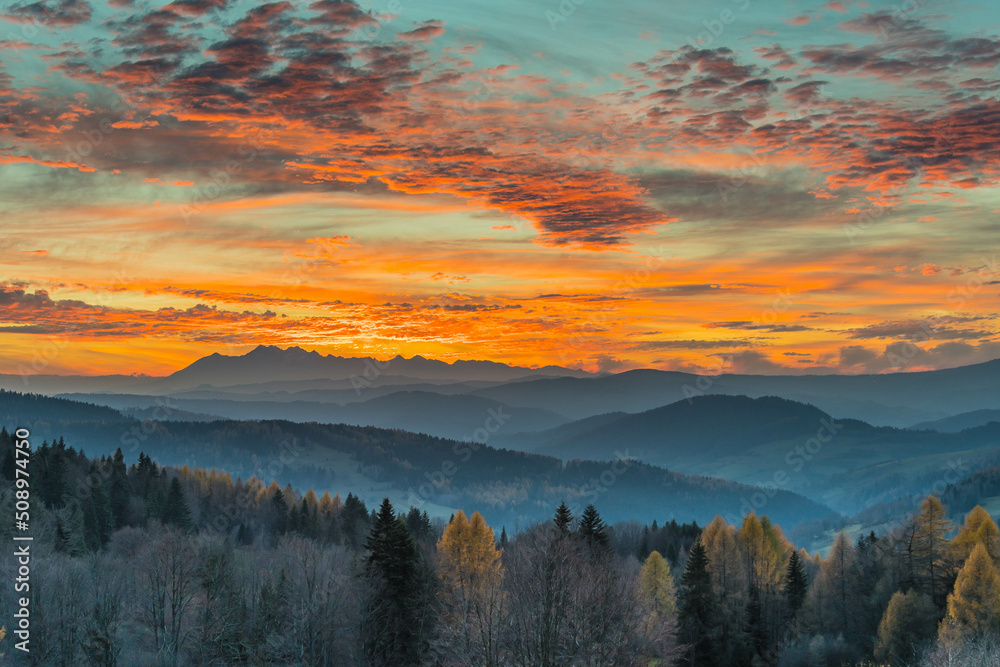 Zachód słońca nad Tatrami widoczny z Bacówki nad Wierchomlą ,Beskid Sądecki ,małopolska.