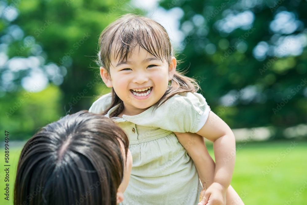公園でハグする親子 公園でハグする親子
