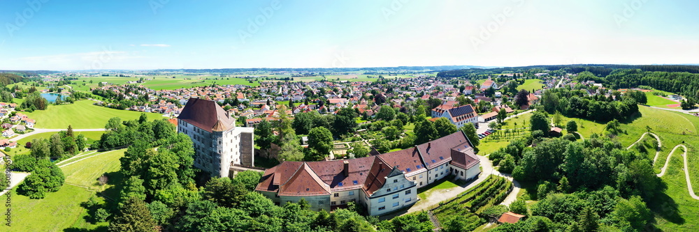 Luftbild von Bad Grönenbach mit Hohes Schloss bei schönem Wetter