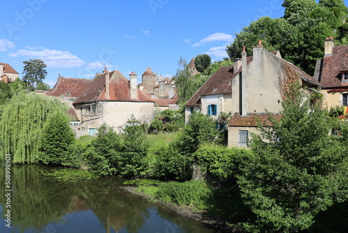 Vue d'ensemble du village, village de Semur en Auxois, département de la Côte d'Or, France photo