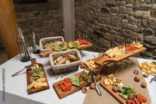 Brunch de fromages variés et colorés lors d'une fête